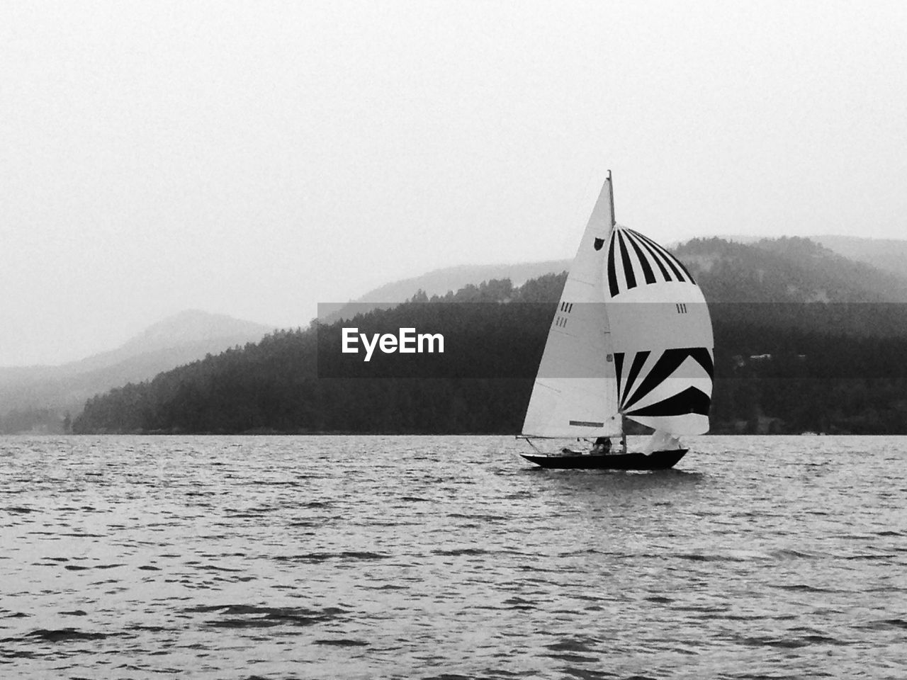 SAILBOAT ON SEA AGAINST SKY