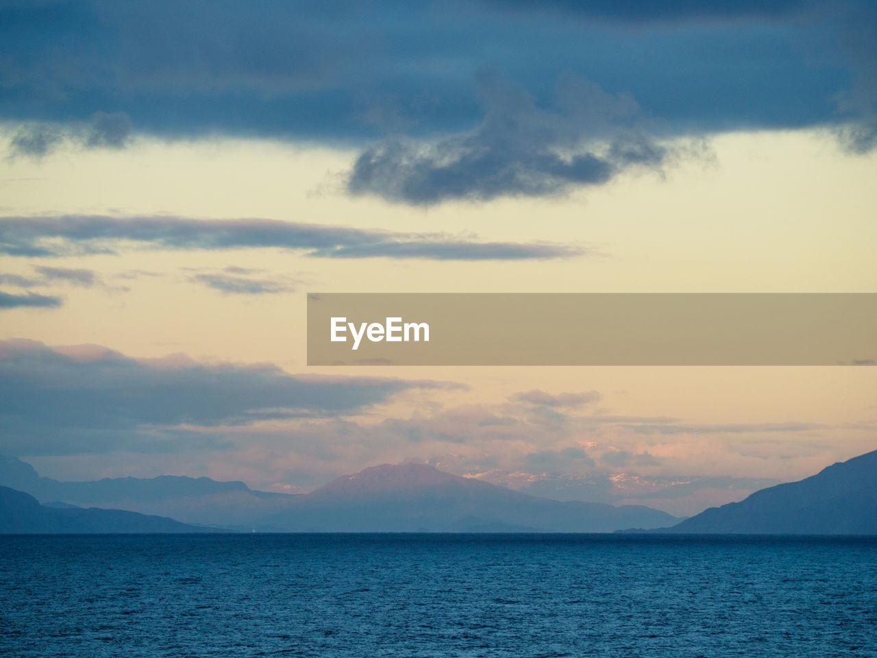 SCENIC VIEW OF SEA AND MOUNTAINS AGAINST SKY