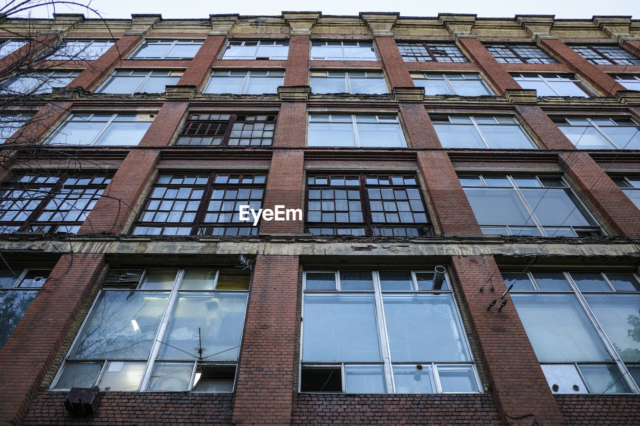 FULL FRAME SHOT OF GLASS BUILDING