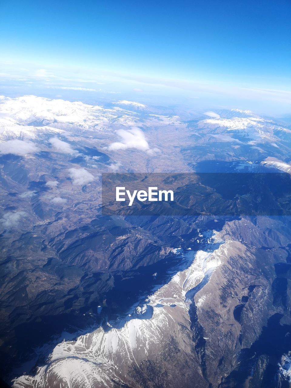 AERIAL VIEW OF MOUNTAIN RANGE AGAINST SKY