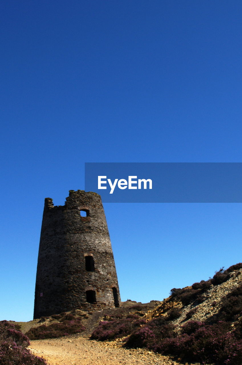 LOW ANGLE VIEW OF LIGHTHOUSE AGAINST CLEAR SKY