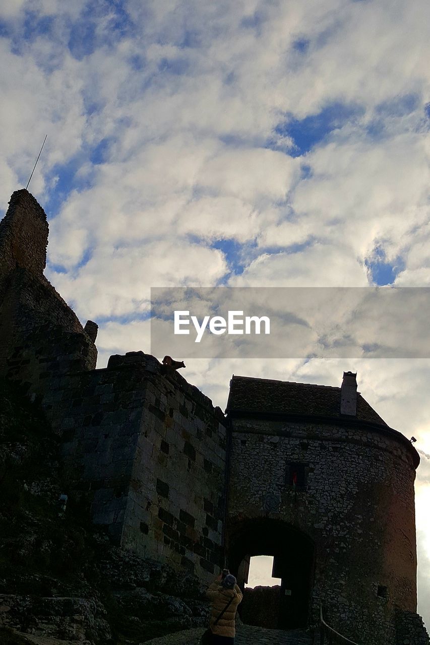 LOW ANGLE VIEW OF OLD BUILDING AGAINST CLOUDY SKY