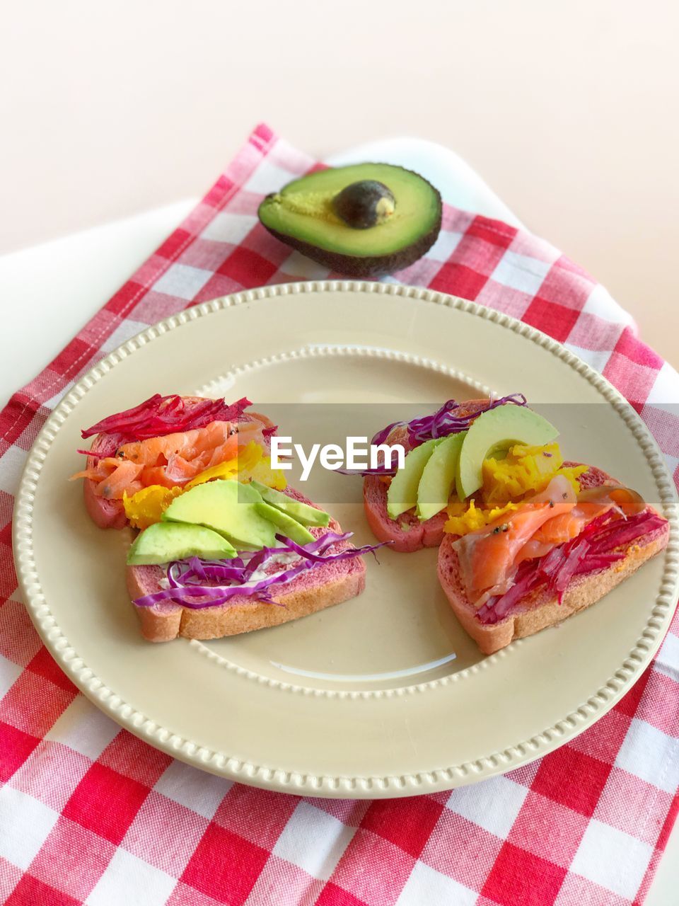 HIGH ANGLE VIEW OF FOOD ON PLATE