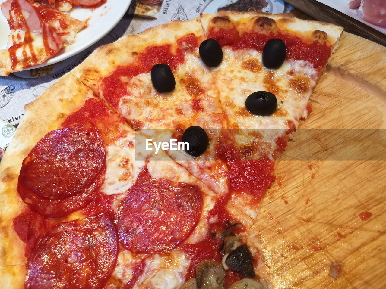 HIGH ANGLE VIEW OF PIZZA