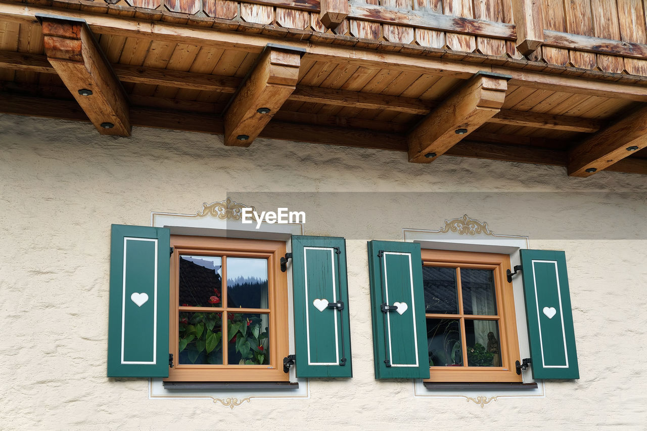 LOW ANGLE VIEW OF WINDOW ON BUILDING