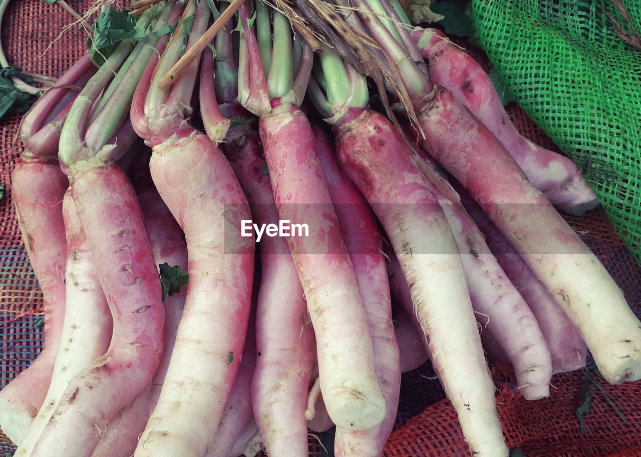 HIGH ANGLE VIEW OF VEGETABLES ON DISPLAY AT MARKET