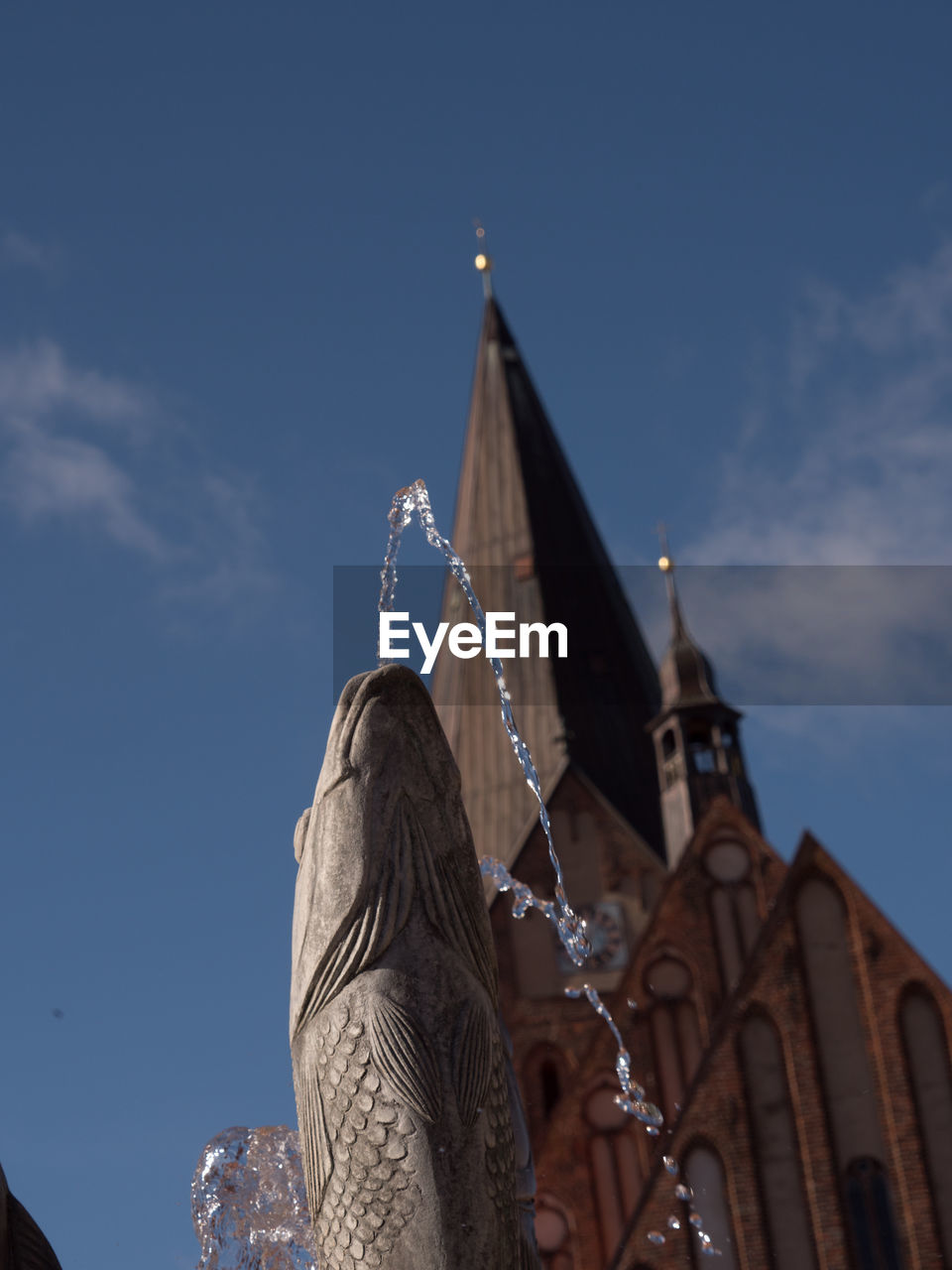 LOW ANGLE VIEW OF STATUE AGAINST THE SKY