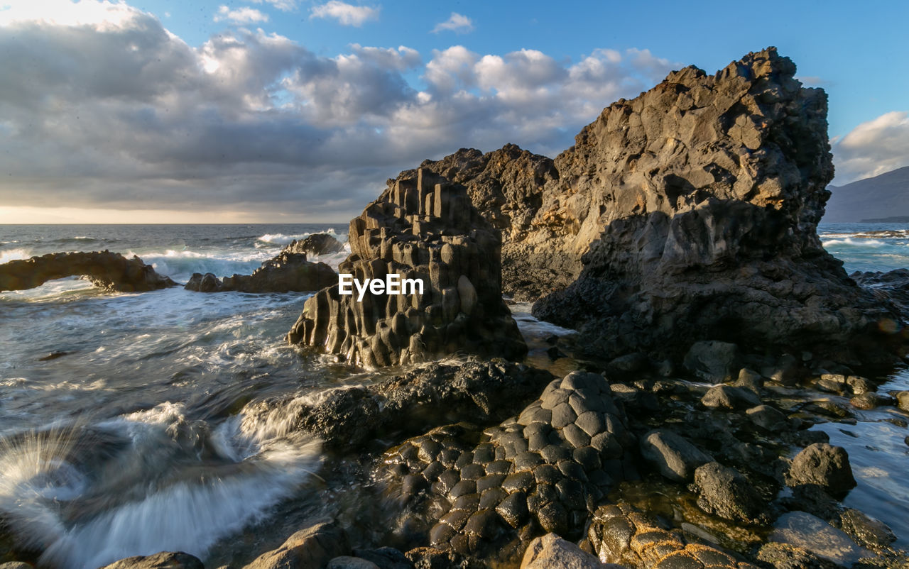 SCENIC VIEW OF ROCKY BEACH