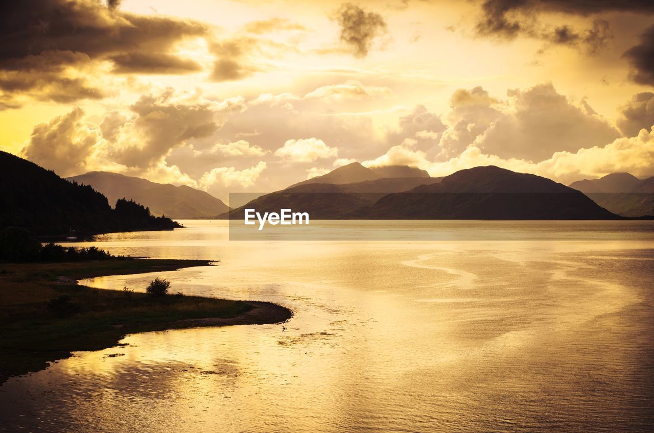 SCENIC VIEW OF SEA AND MOUNTAINS AGAINST SKY