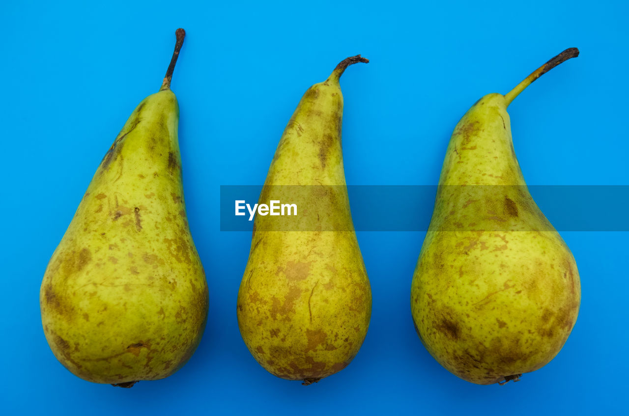 CLOSE-UP OF BANANAS