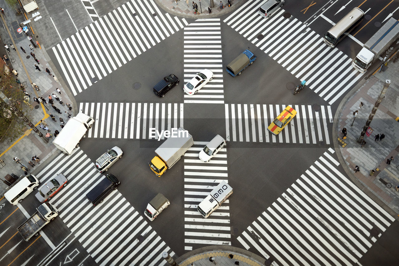 HIGH ANGLE VIEW OF ARROW SIGN ON ROAD