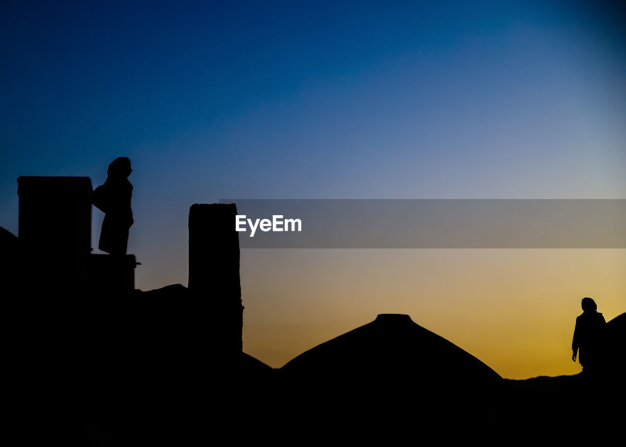 LOW ANGLE VIEW OF SILHOUETTE MAN AGAINST SKY DURING SUNSET