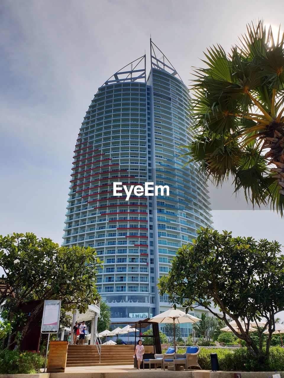 LOW ANGLE VIEW OF BUILDINGS AGAINST SKY