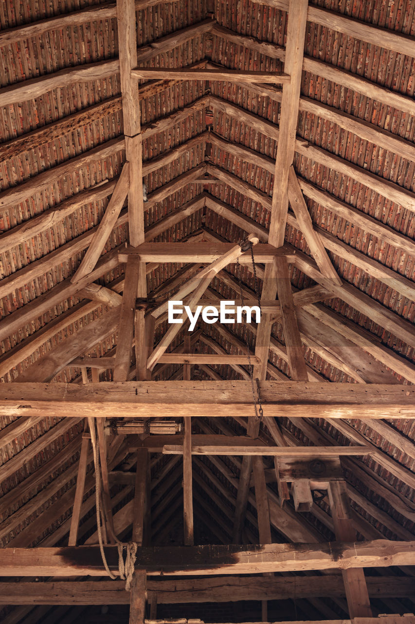 FULL FRAME SHOT OF PATTERNED ROOF