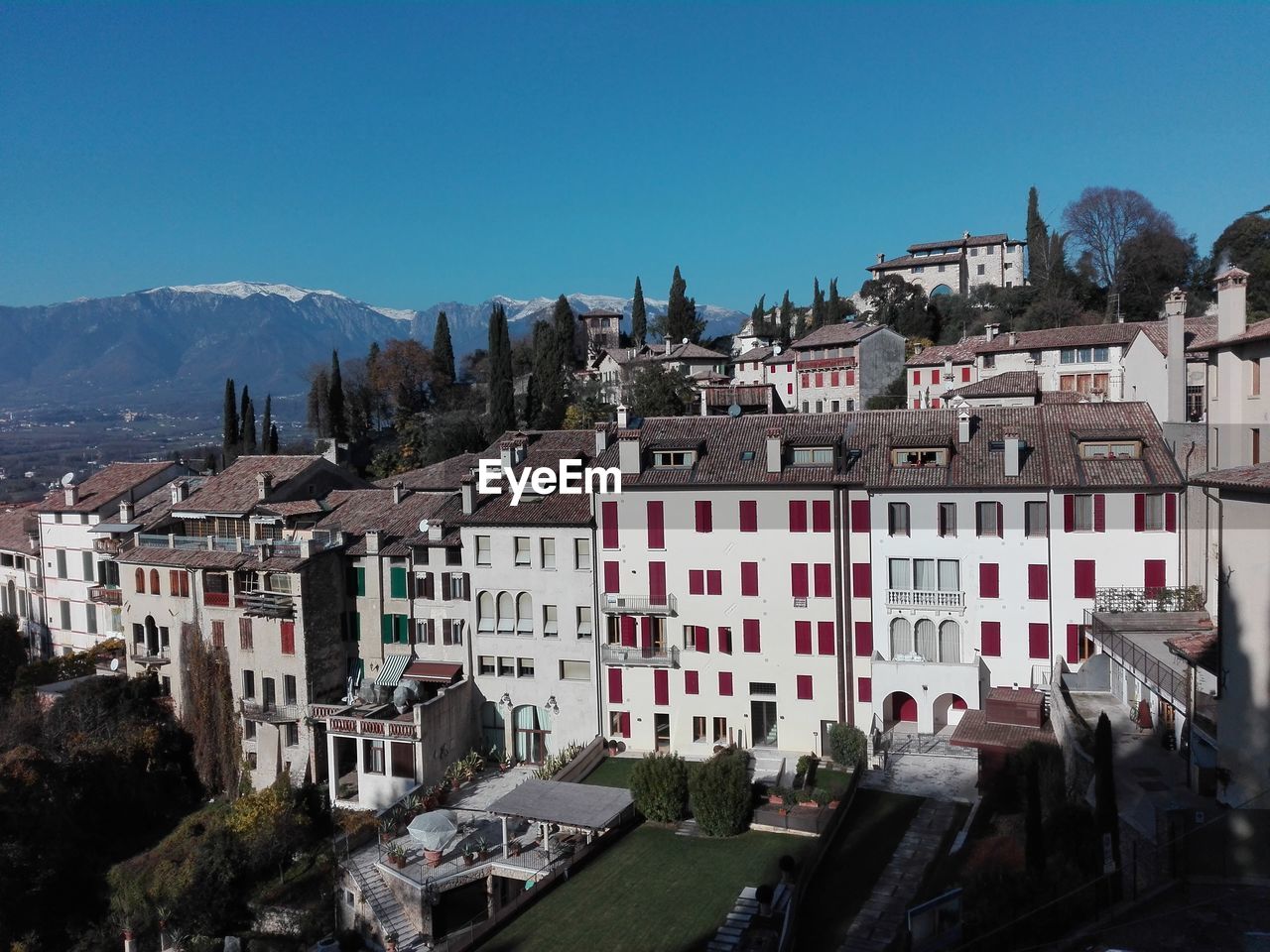 AERIAL VIEW OF TOWNSCAPE AGAINST SKY