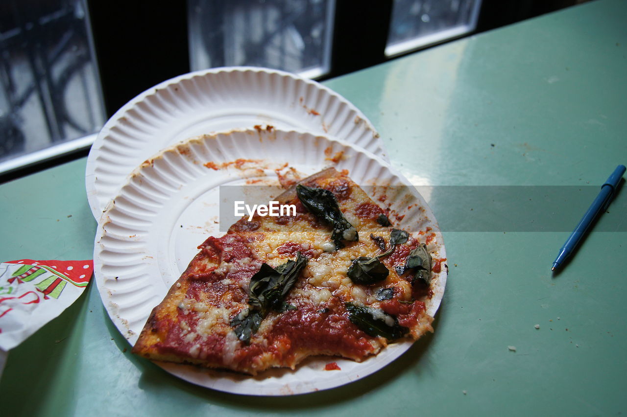 CLOSE-UP OF FOOD ON PLATE