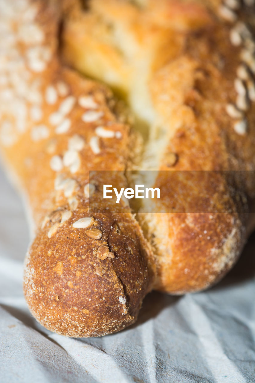 HIGH ANGLE VIEW OF BREAD IN PLATE ON TABLE