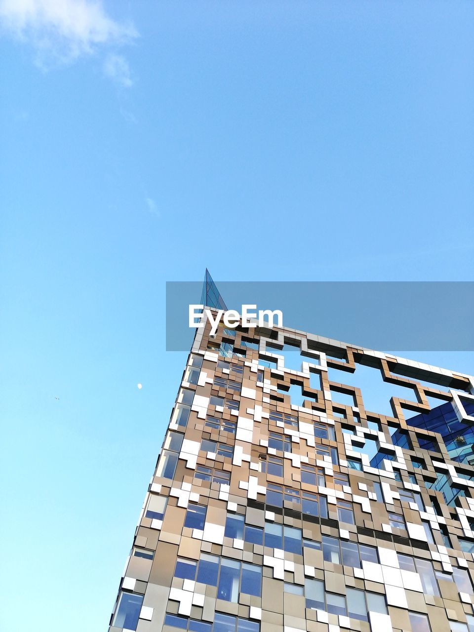 LOW ANGLE VIEW OF BUILDING AGAINST CLEAR BLUE SKY