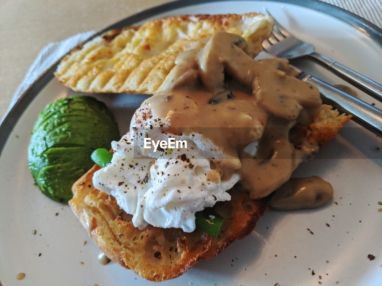 HIGH ANGLE VIEW OF BREAKFAST SERVED ON PLATE