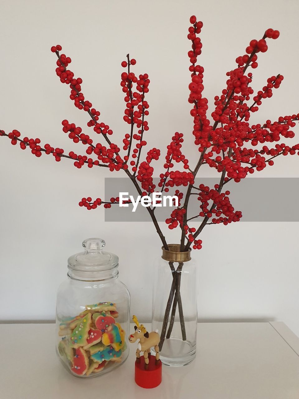 CLOSE-UP OF RED FLOWER VASE ON TABLE