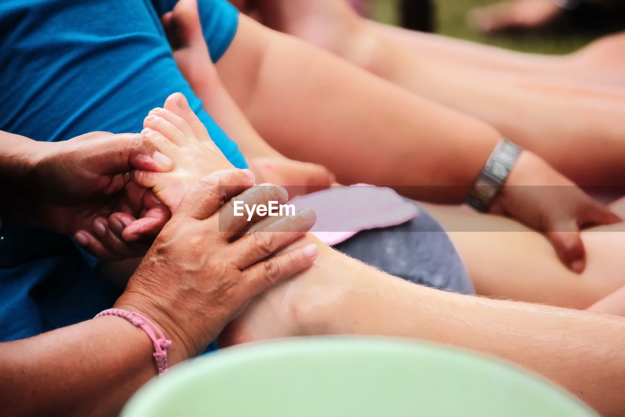 CLOSE-UP OF HANDS HOLDING BABY FEET