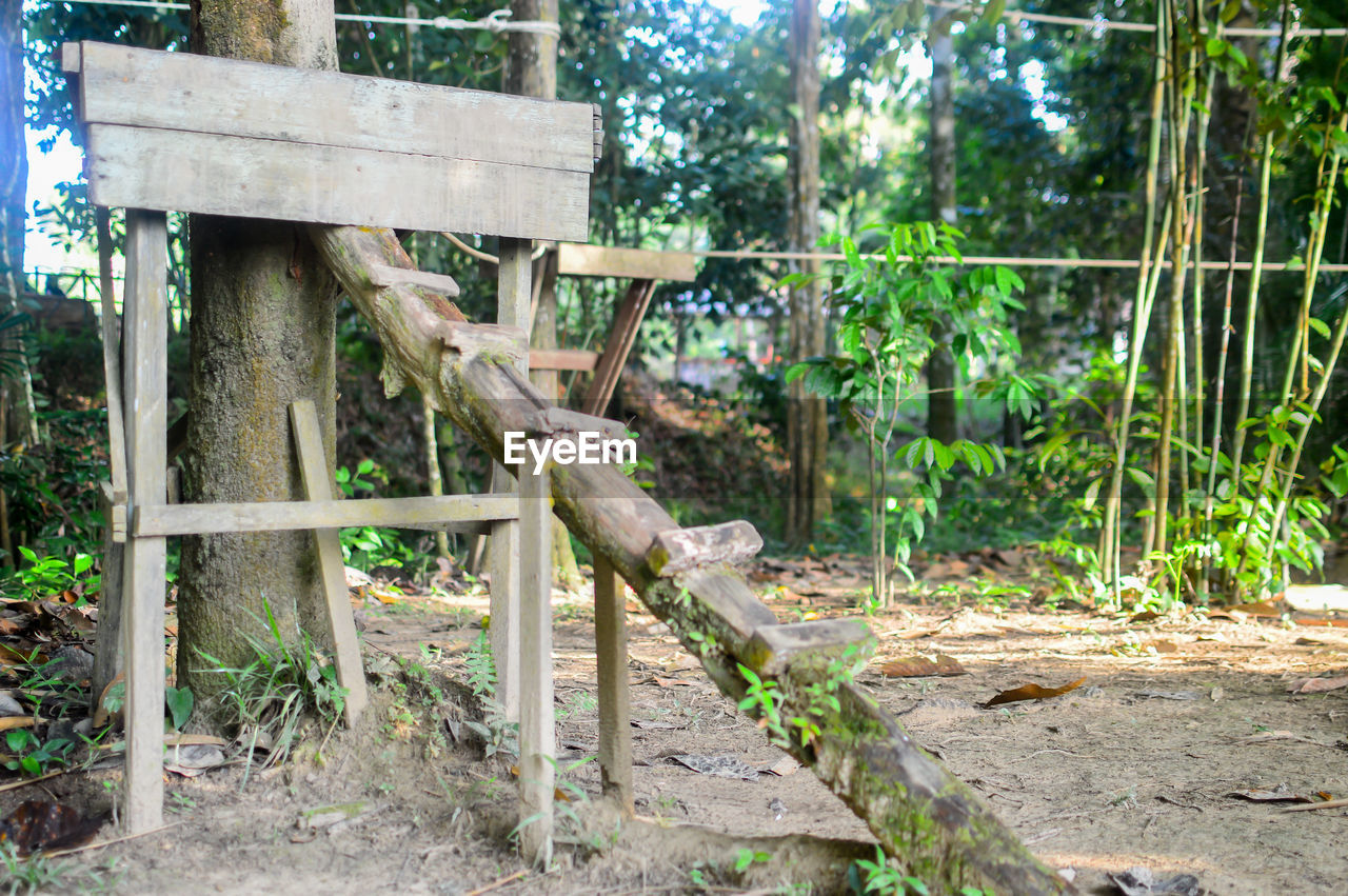 WOODEN BENCH