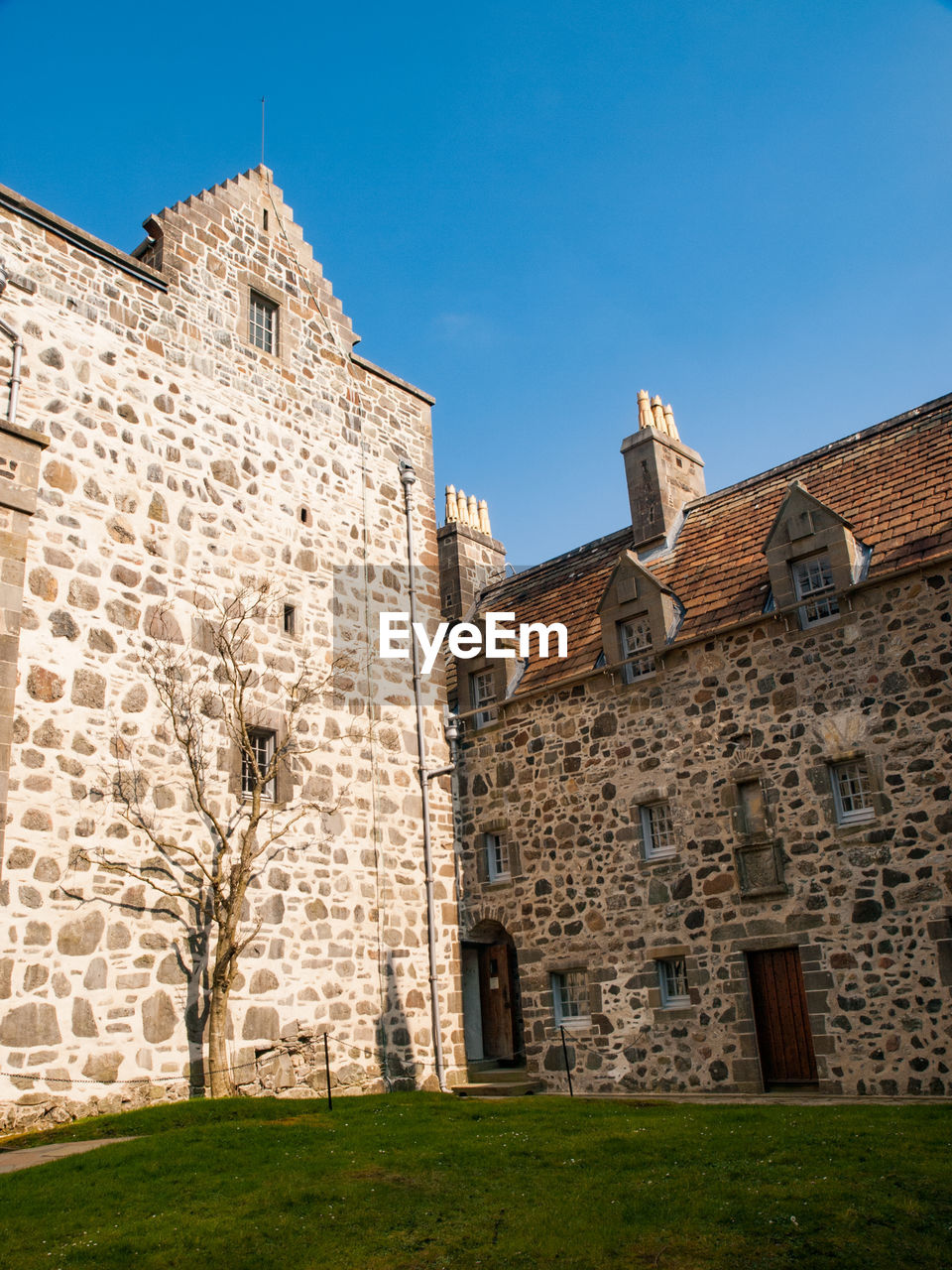 LOW ANGLE VIEW OF HISTORIC BUILDING AGAINST BLUE SKY