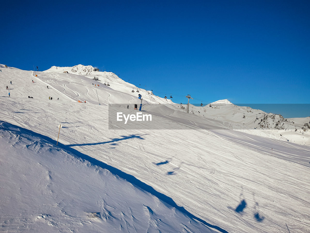 SCENIC VIEW OF SNOWCAPPED MOUNTAIN AGAINST CLEAR BLUE SKY