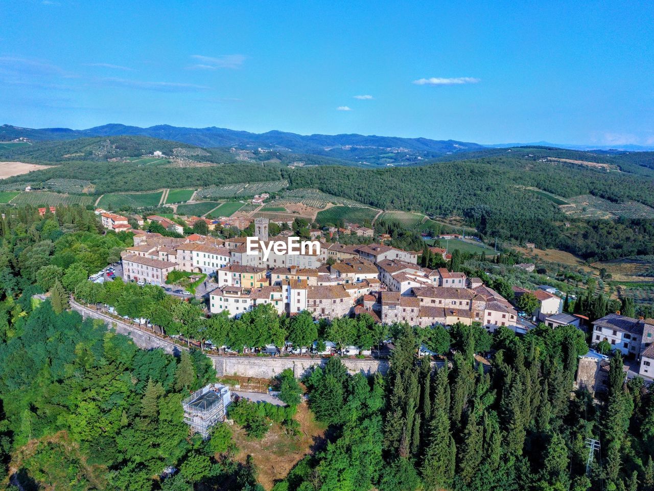 HIGH ANGLE VIEW OF TOWNSCAPE AND BUILDINGS AGAINST SKY