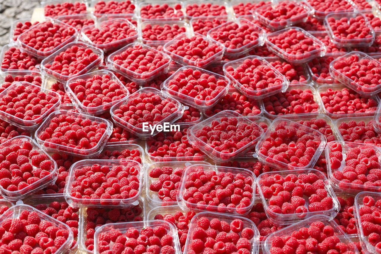 FULL FRAME SHOT OF FRUITS FOR SALE IN MARKET STALL