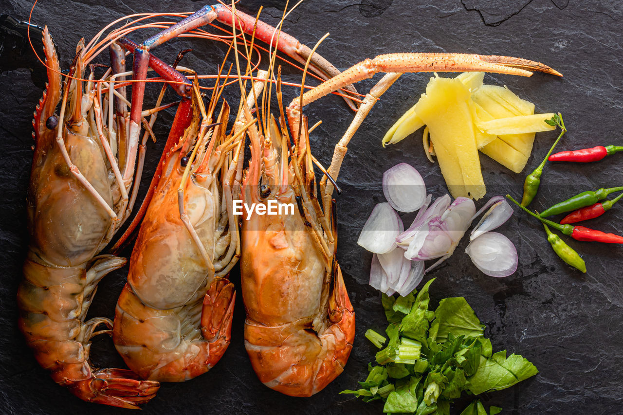 HIGH ANGLE VIEW OF GARLIC IN CONTAINER