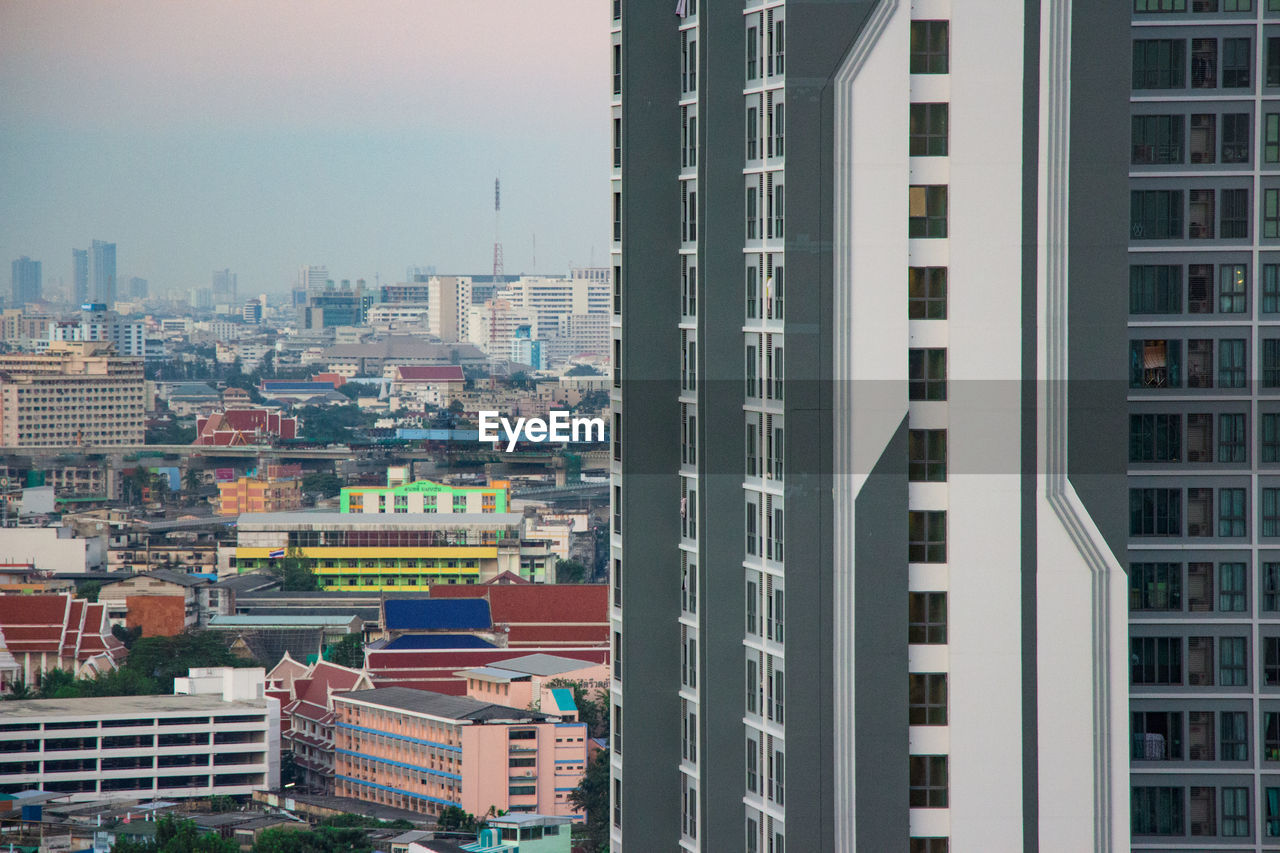 HIGH ANGLE VIEW OF RESIDENTIAL BUILDINGS AGAINST SKY