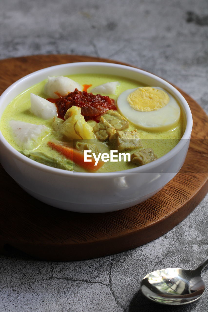 HIGH ANGLE VIEW OF SALAD IN BOWL