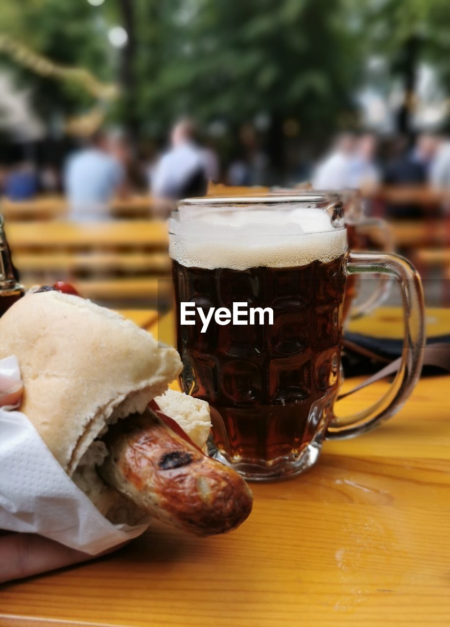 CLOSE-UP OF BEER IN GLASS