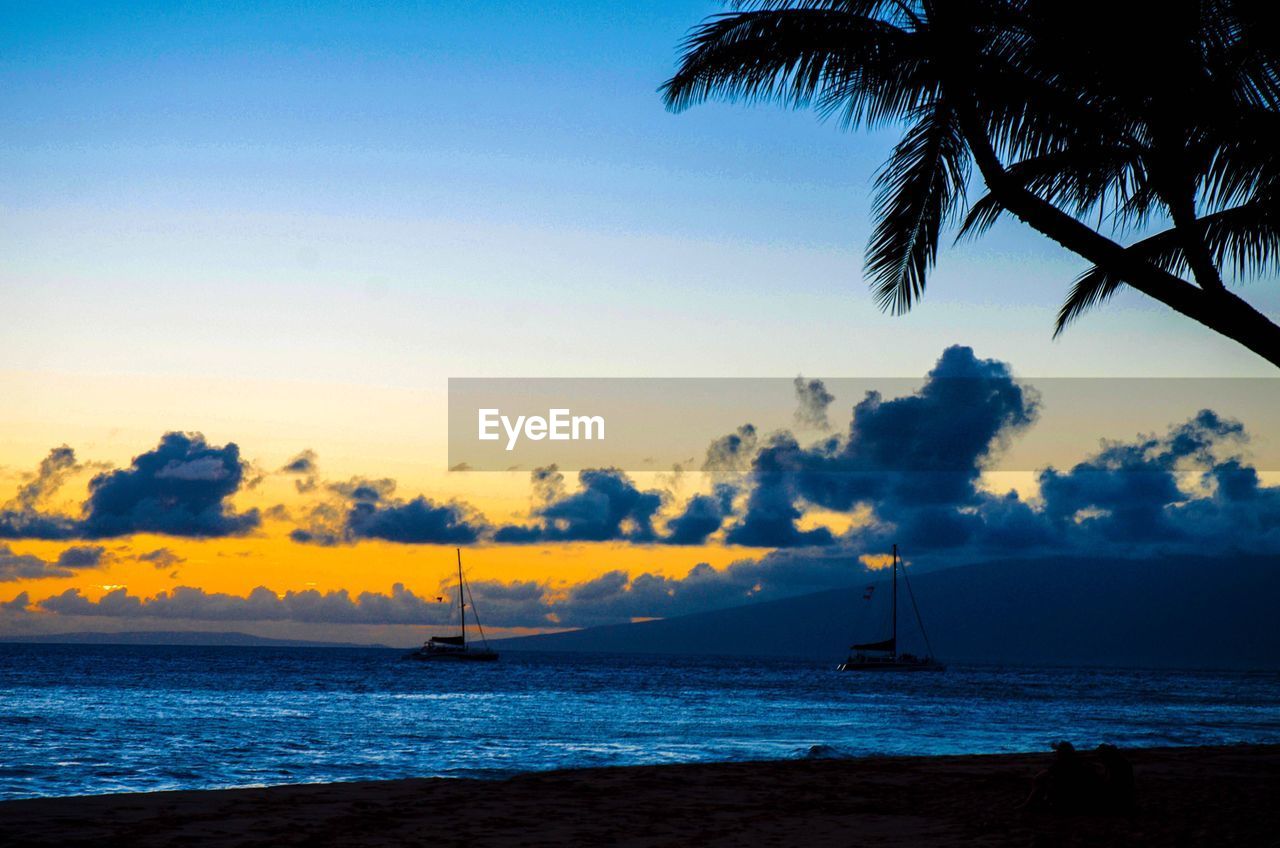 SCENIC VIEW OF CALM SEA AT SUNSET