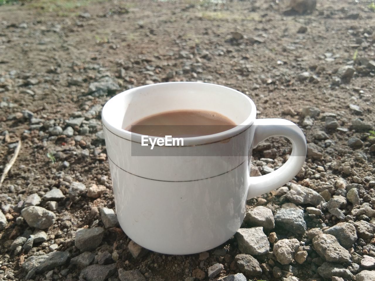 CLOSE-UP OF COFFEE CUP