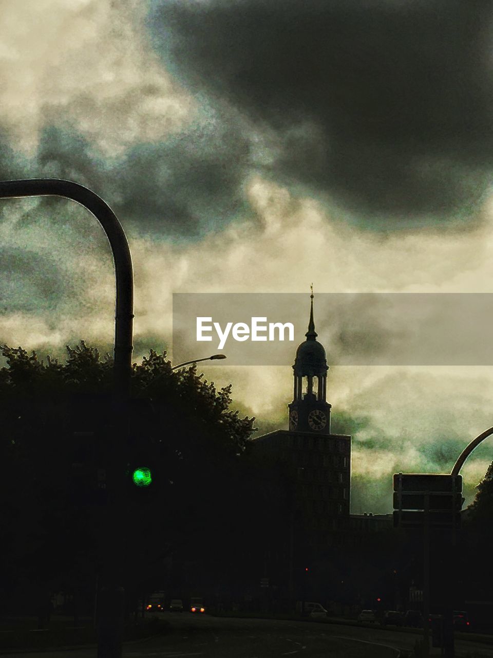 LOW ANGLE VIEW OF BUILDINGS AGAINST CLOUDY SKY