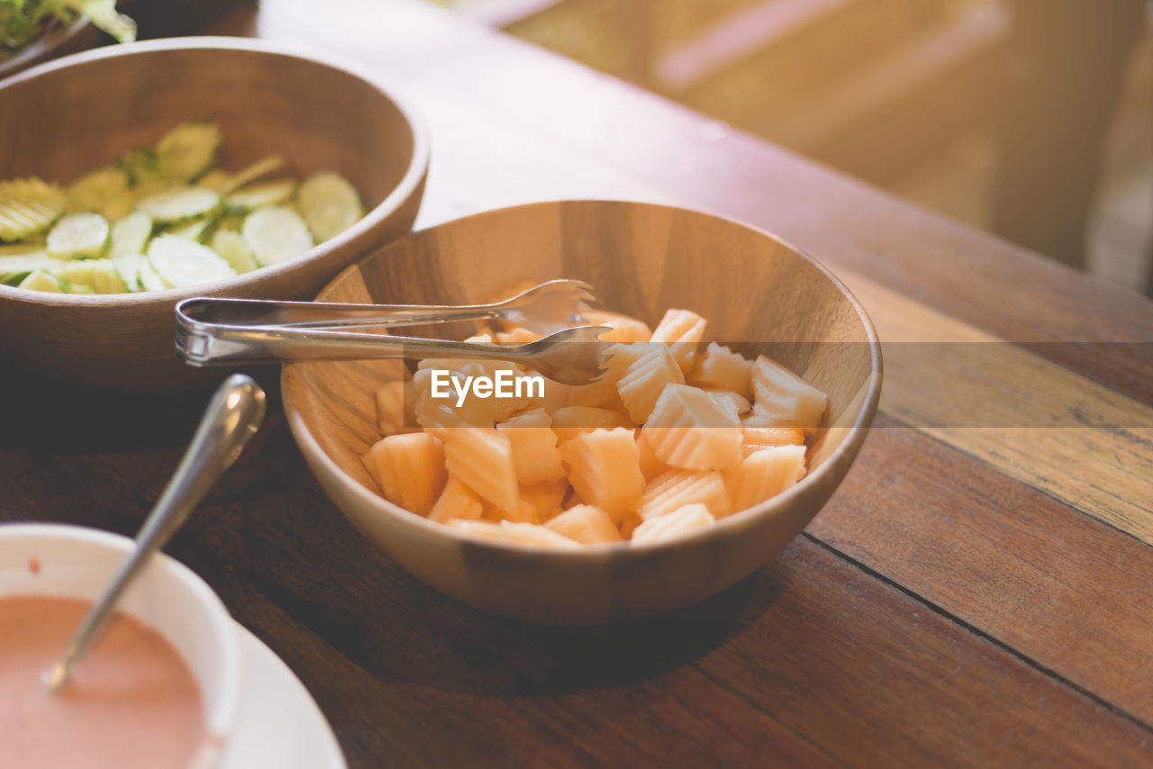 HIGH ANGLE VIEW OF FOOD ON TABLE