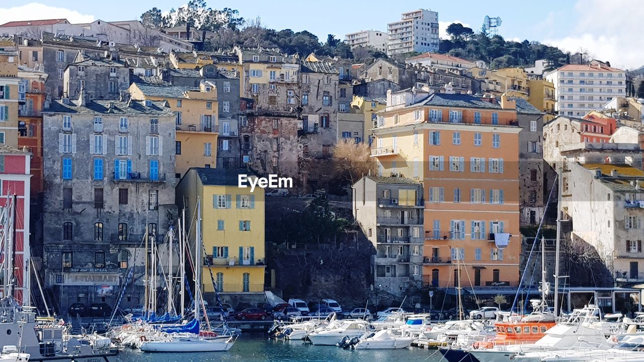 VIEW OF CITYSCAPE AGAINST SKY