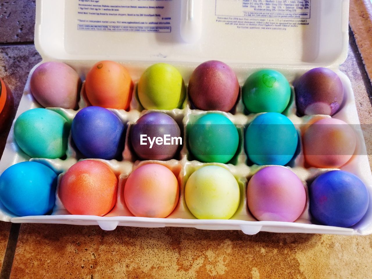 HIGH ANGLE VIEW OF MULTI COLORED EASTER EGGS ON TABLE