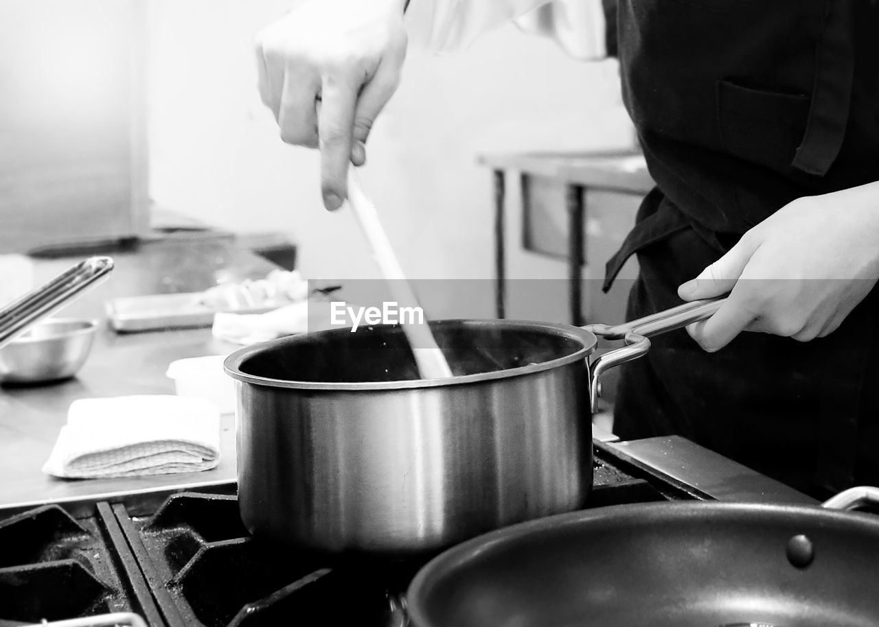 MIDSECTION OF MAN PREPARING FOOD