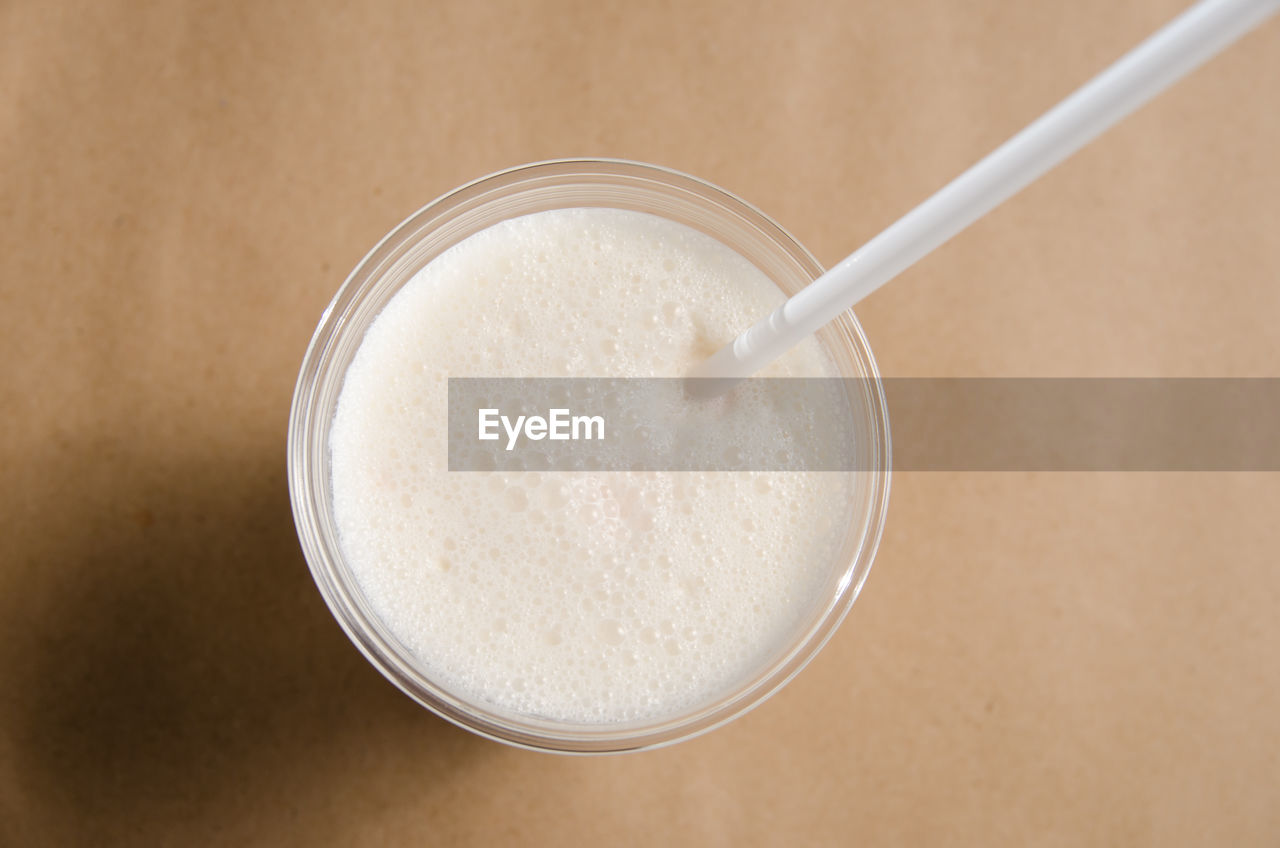 HIGH ANGLE VIEW OF DRINK IN GLASS