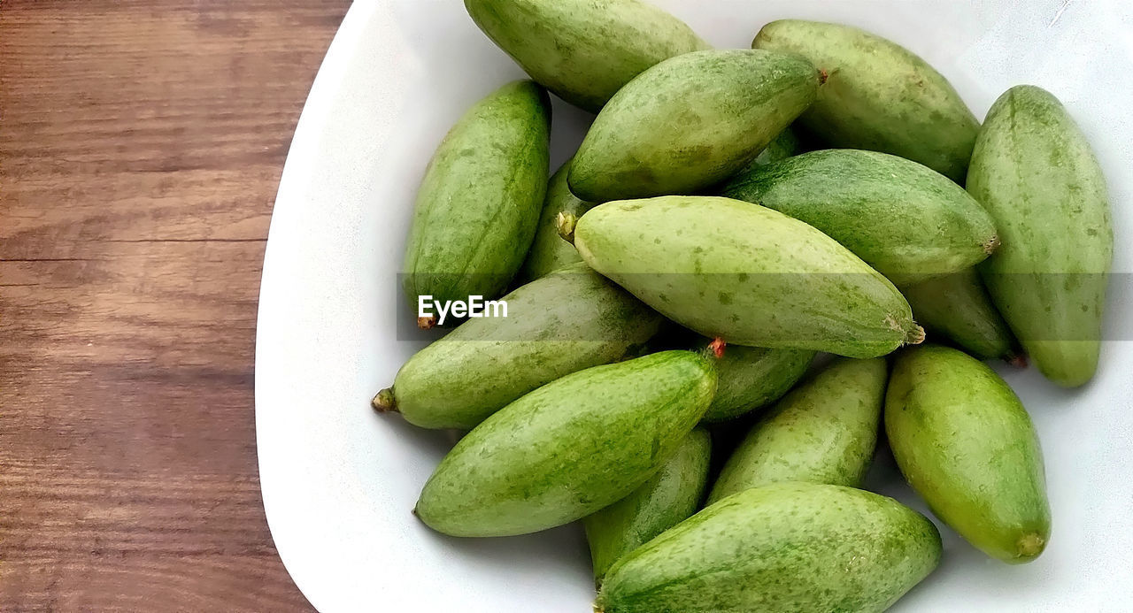 HIGH ANGLE VIEW OF FRUITS IN PLATE