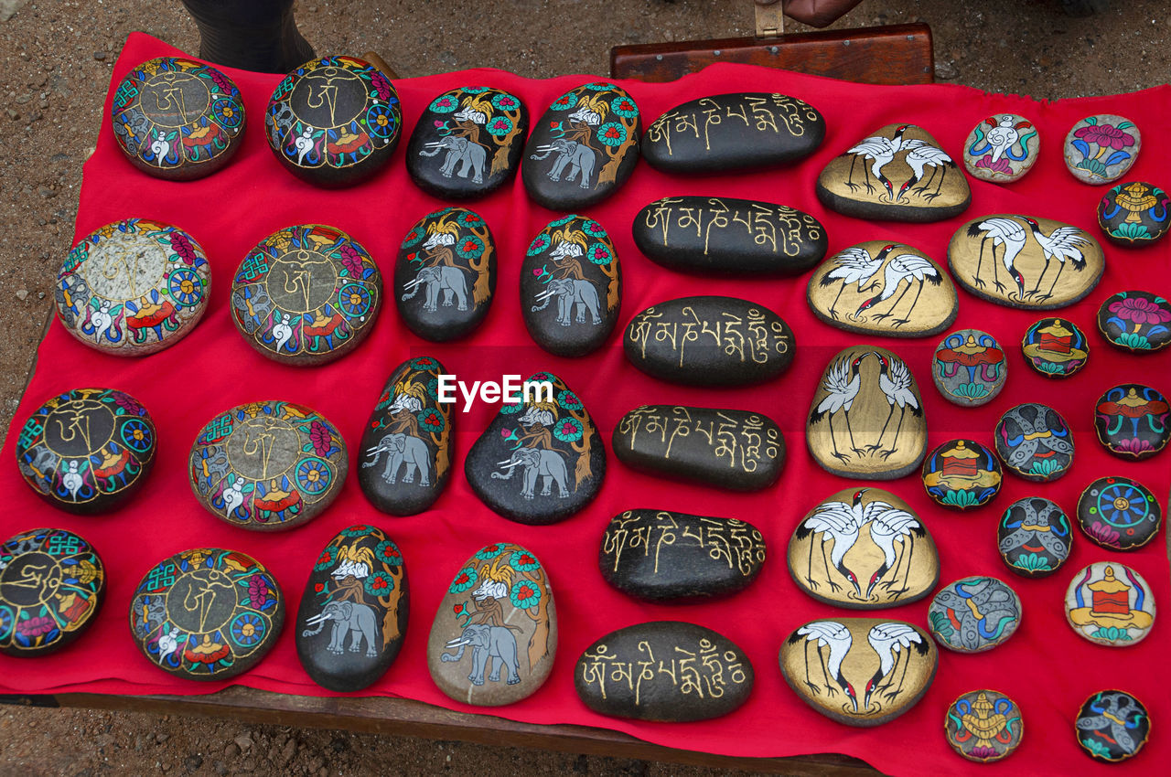 HIGH ANGLE VIEW OF VARIOUS BUTTONS ON TABLE