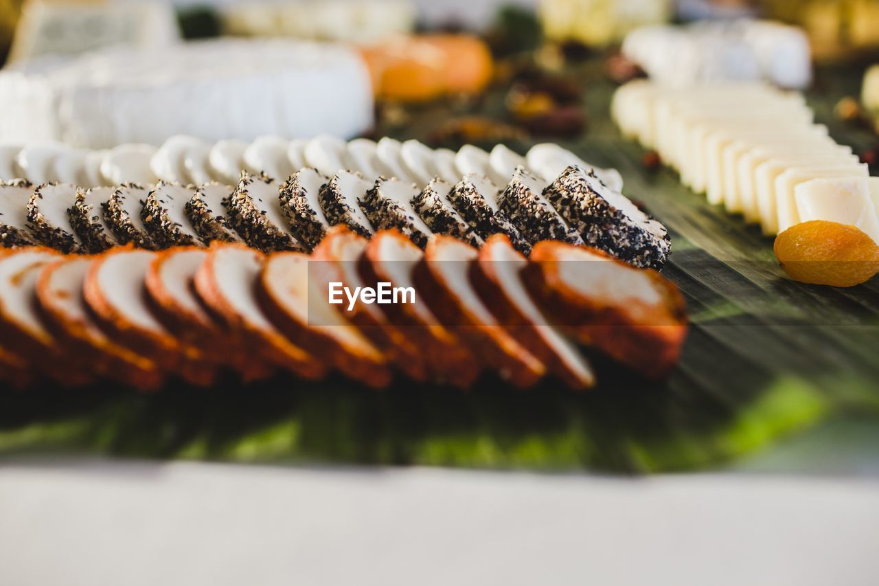 CLOSE-UP OF CHOCOLATE CAKE ON TABLE