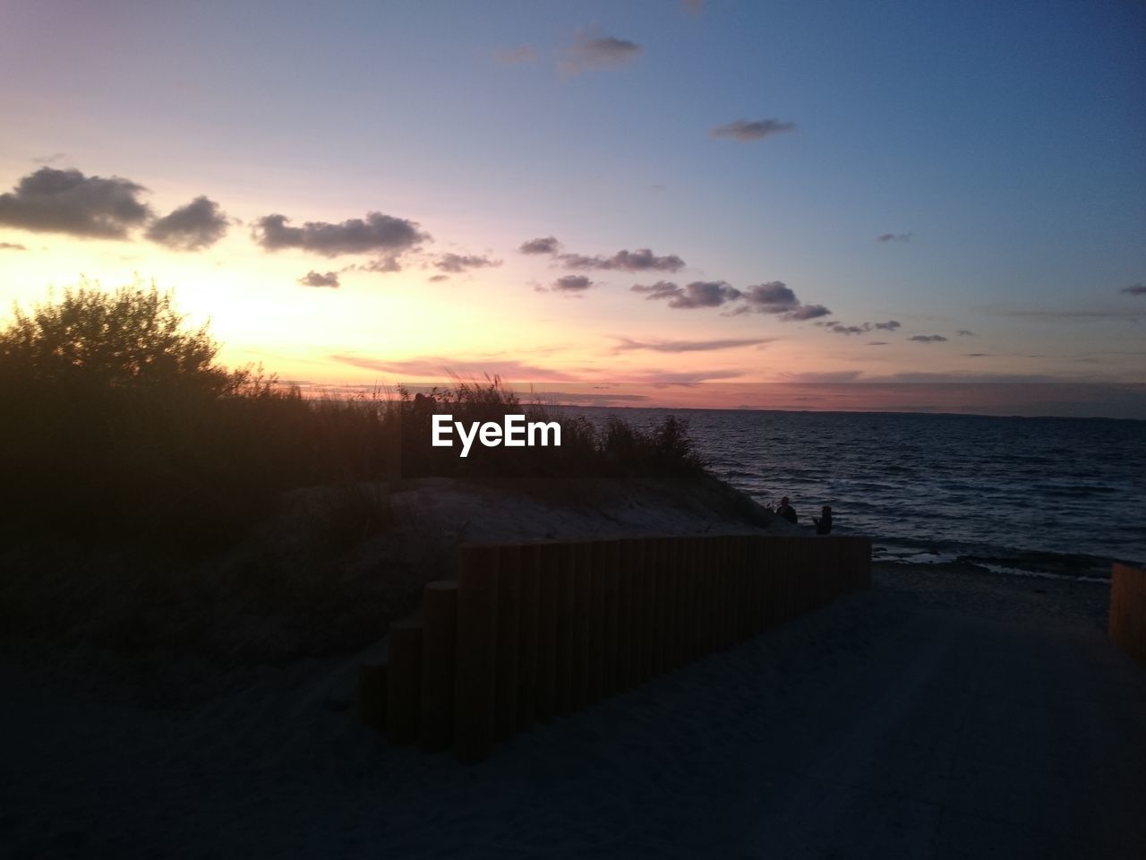 SCENIC VIEW OF SEA AT SUNSET