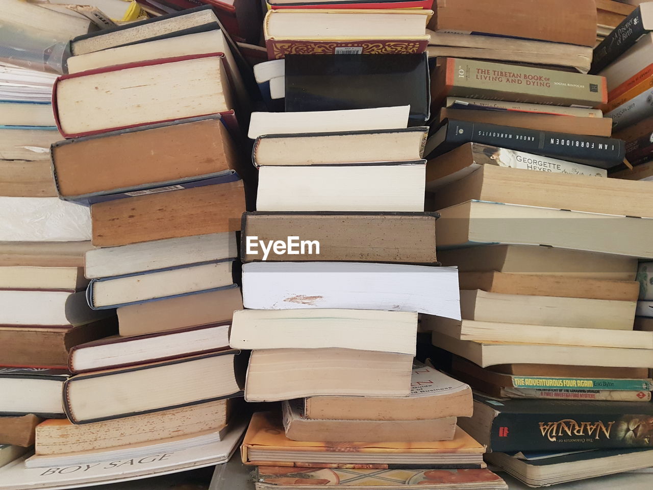 FULL FRAME SHOT OF BOOKS IN LIBRARY