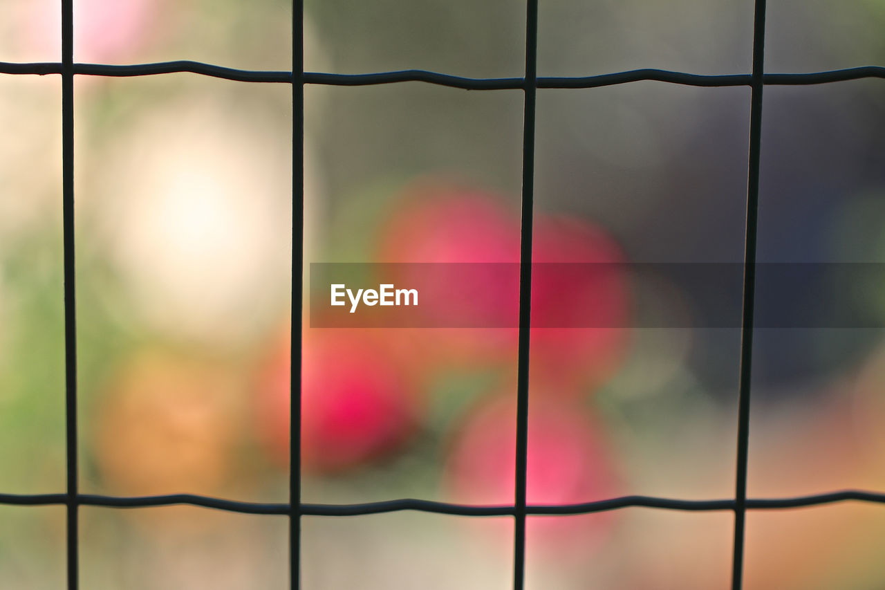 FULL FRAME SHOT OF RAINDROPS ON METALLIC FENCE