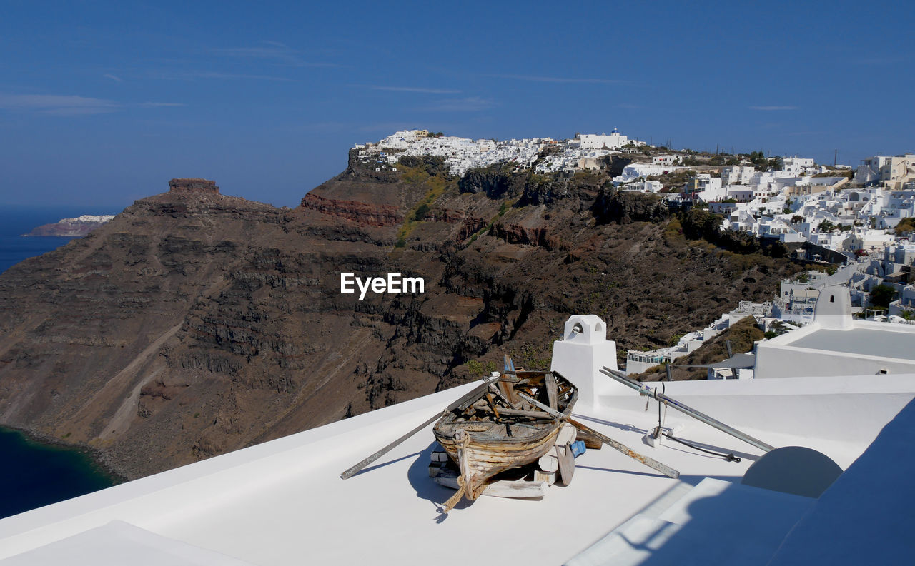 HIGH ANGLE VIEW OF BUILDING AGAINST MOUNTAIN