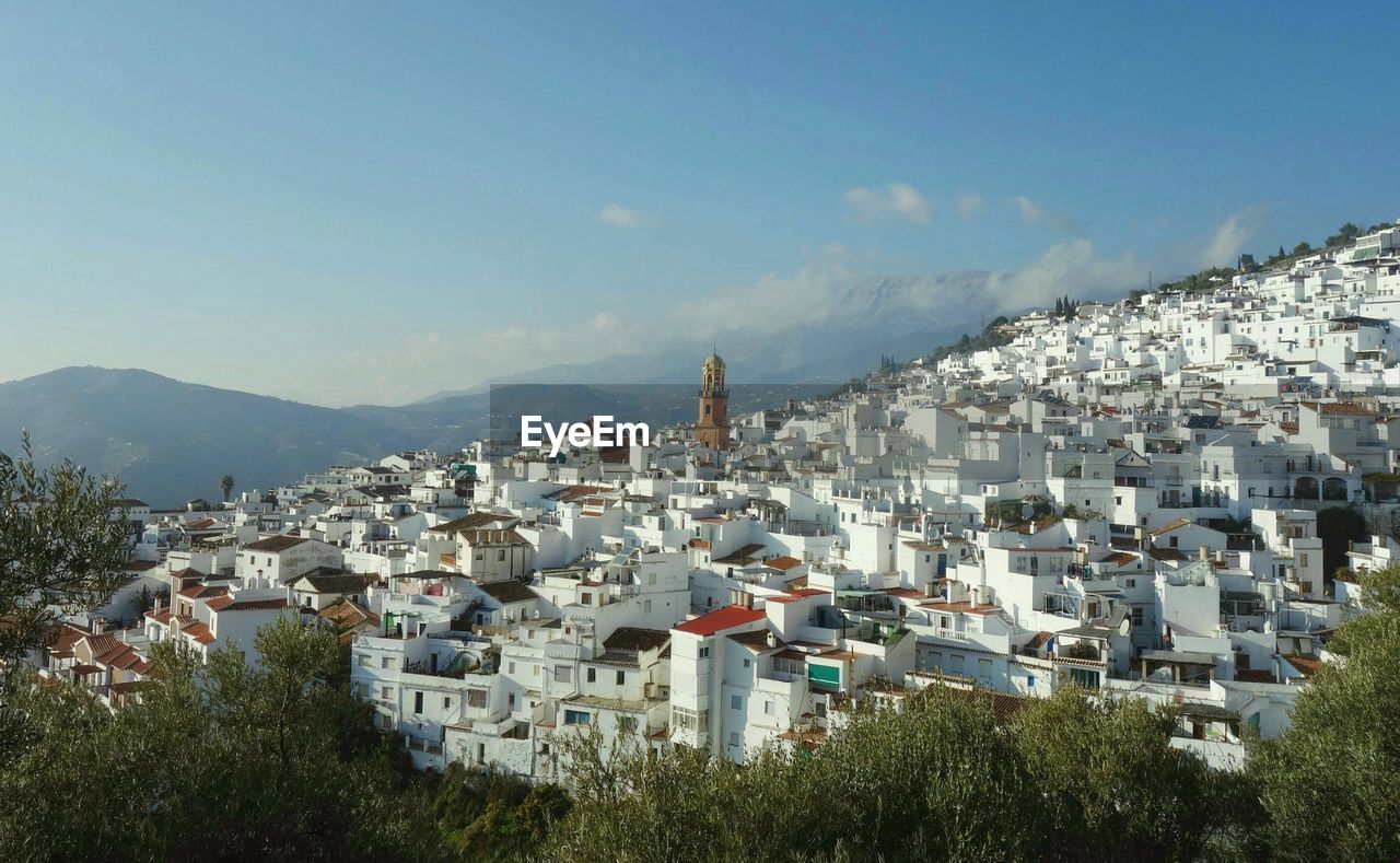 VIEW OF TOWNSCAPE AGAINST SKY